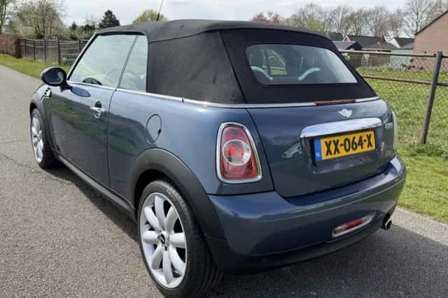 MINI Cooper (2011) thumbnail 3