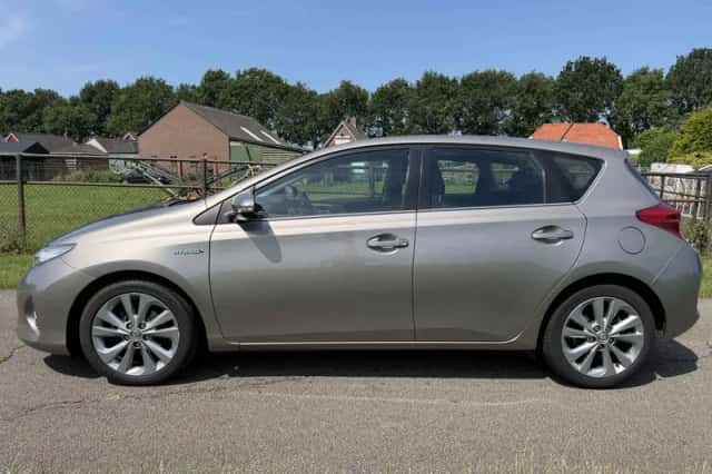 Toyota Auris (2013) thumbnail 2
