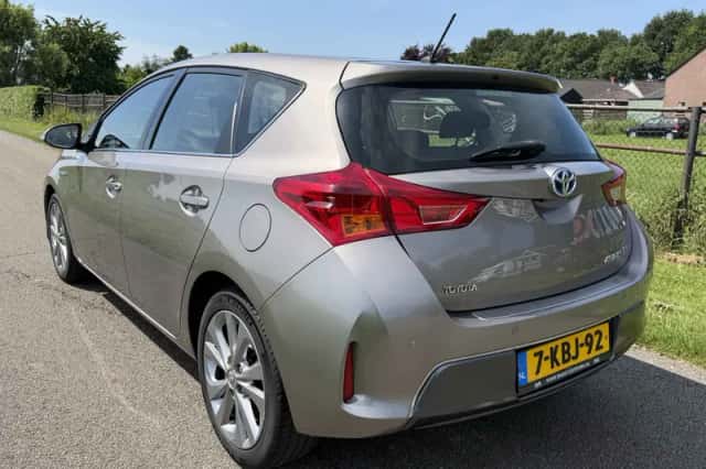 Toyota Auris (2013) thumbnail 3