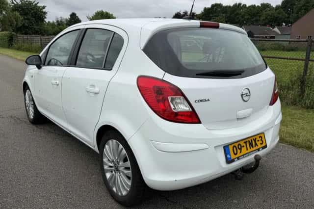 Opel Corsa (2012) thumbnail 3