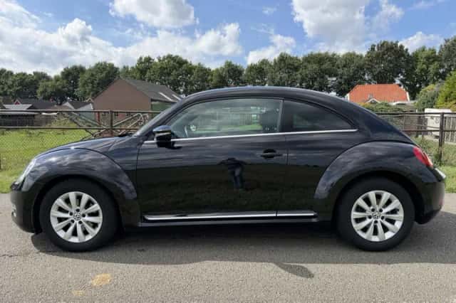 Volkswagen Beetle (2013) thumbnail 2