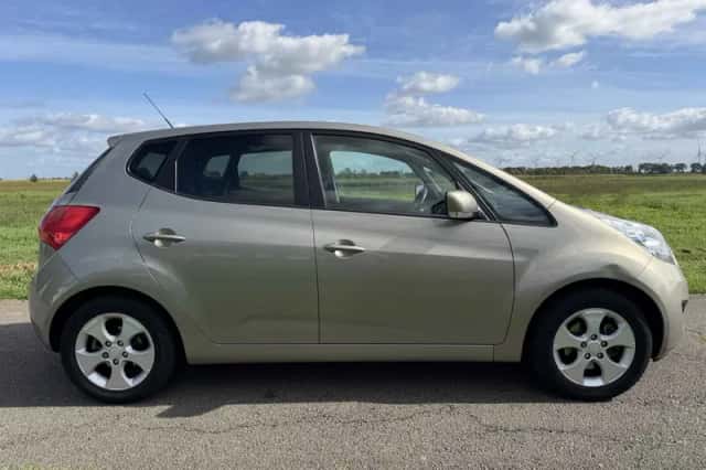 Kia Venga (2012) thumbnail 5
