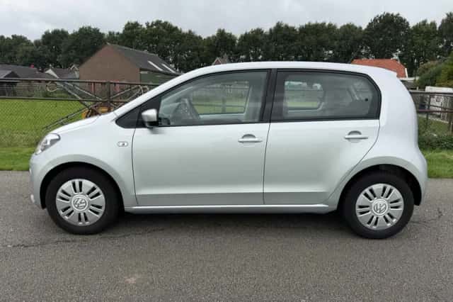 Volkswagen Up! (2015) thumbnail 2