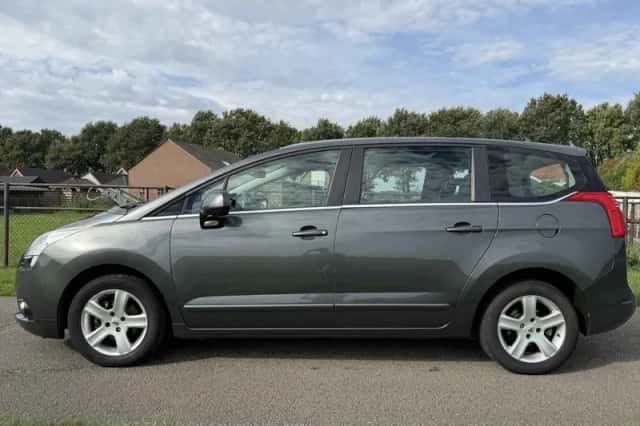 Peugeot 5008 (2012) thumbnail 2