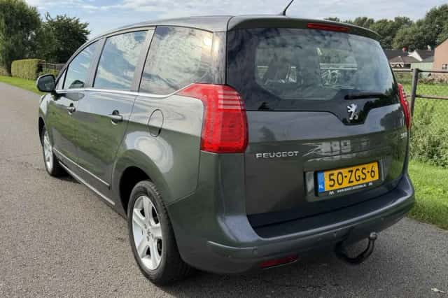 Peugeot 5008 (2012) thumbnail 3