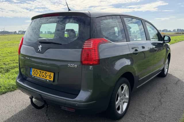 Peugeot 5008 (2012) thumbnail 4