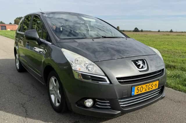 Peugeot 5008 (2012) thumbnail 6