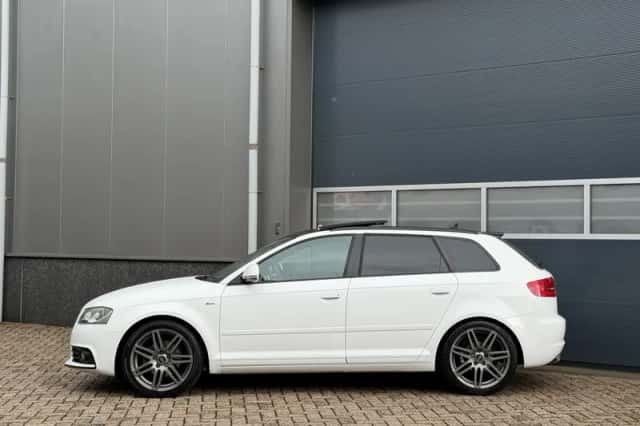 Audi A3 (2009) thumbnail 2
