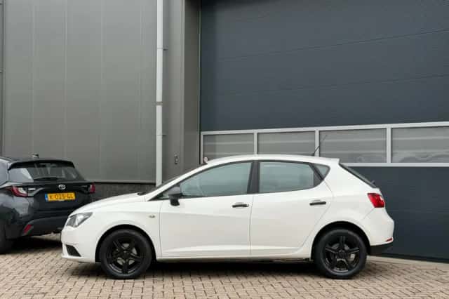 SEAT Ibiza (2014) thumbnail 2