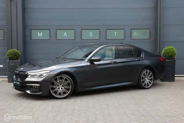 BMW 7-Serie (2016) thumbnail 1