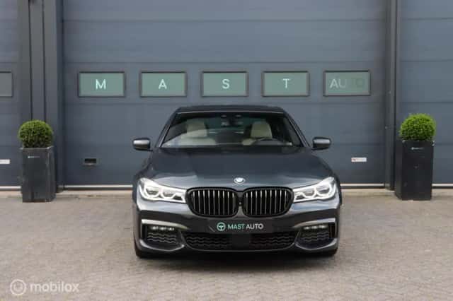 BMW 7-Serie (2016) thumbnail 2