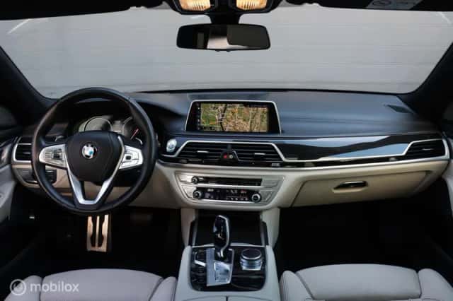 BMW 7-Serie (2016) thumbnail 3