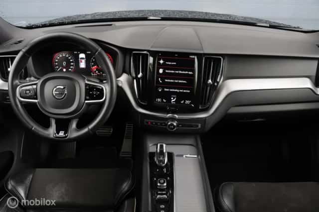 Volvo XC60 (2017) thumbnail 3