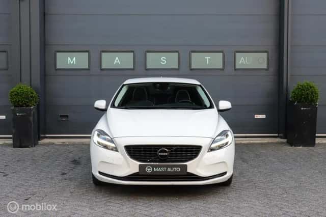 Volvo V40 (2018) thumbnail 2