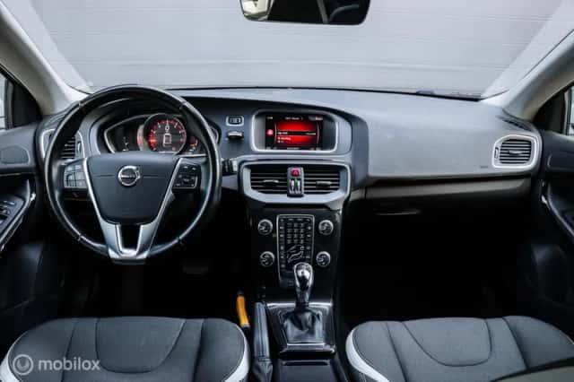 Volvo V40 (2018) thumbnail 3
