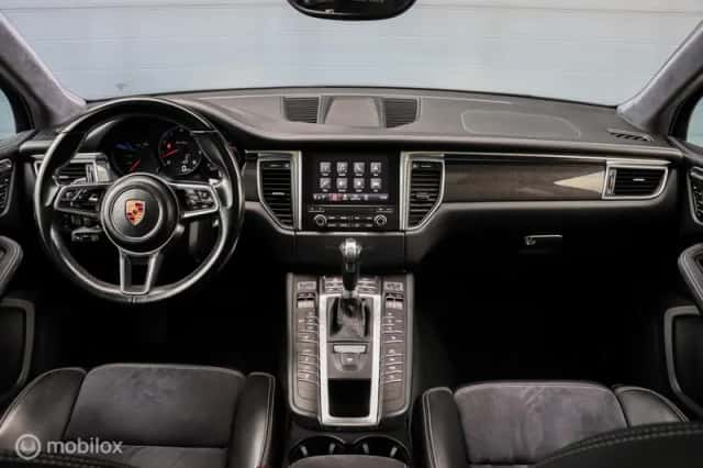 Porsche Macan (2016) thumbnail 3