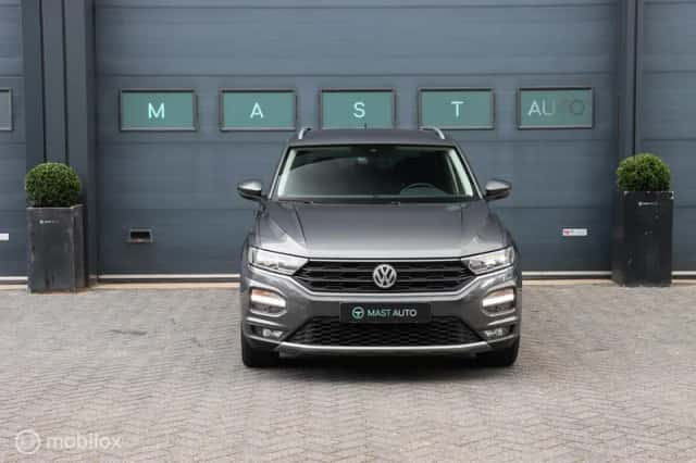 Volkswagen T-Roc (2018) thumbnail 2