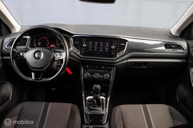 Volkswagen T-Roc (2018) thumbnail 3