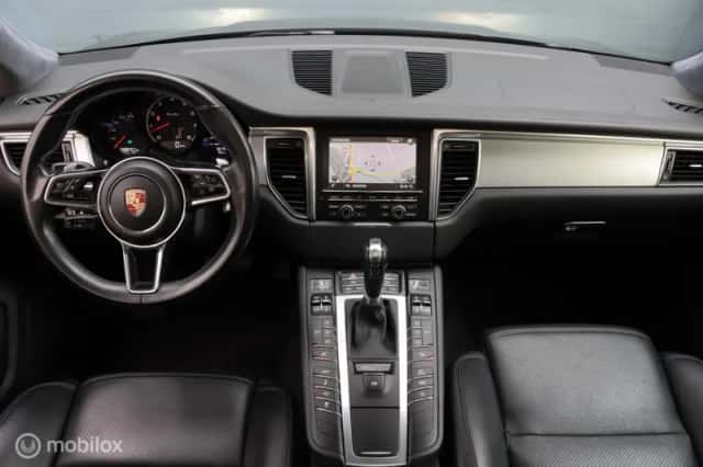 Porsche Macan (2015) thumbnail 3
