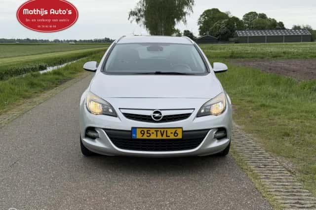 Opel Astra (2012) thumbnail 2