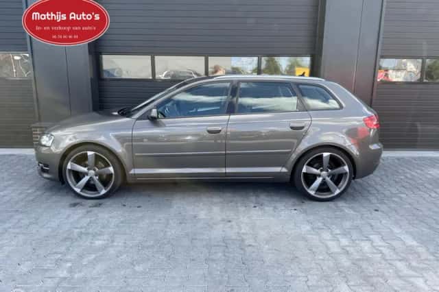 Audi A3 (2010) thumbnail 2