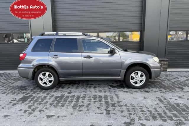 Mitsubishi Outlander (2009) thumbnail 3