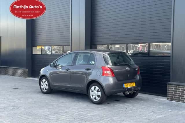 Toyota Yaris (2009) thumbnail 2