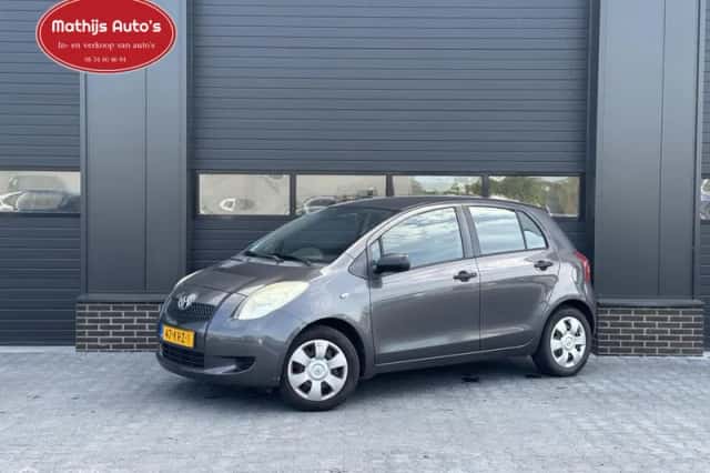 Toyota Yaris (2009) thumbnail 3