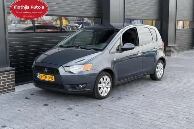 Mitsubishi Colt (2012) thumbnail 3