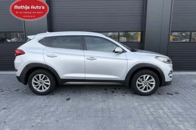 Hyundai Tucson (2015) thumbnail 2