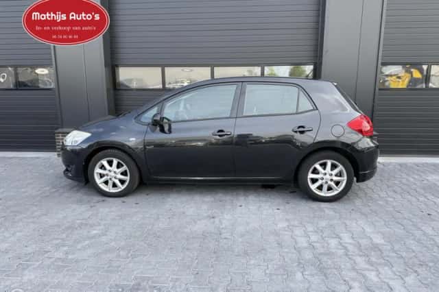 Toyota Auris (2009) thumbnail 2