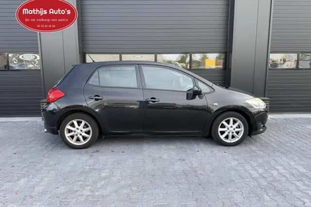 Toyota Auris (2009) thumbnail 3