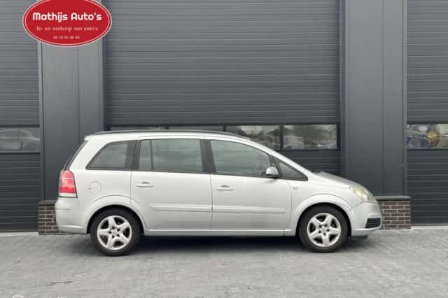 Opel Zafira (2006) thumbnail 3