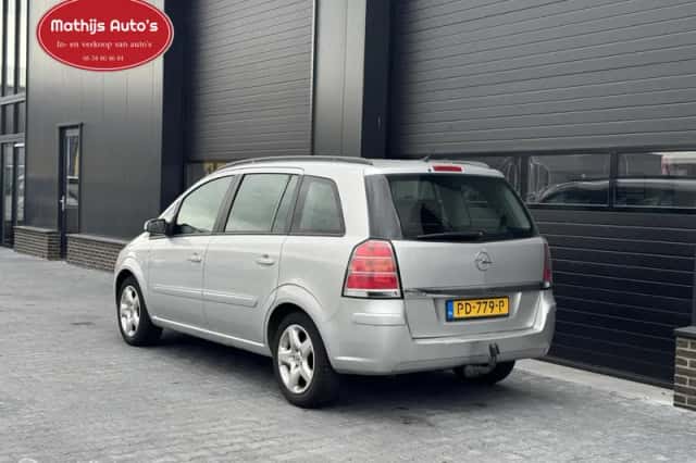 Opel Zafira (2006) thumbnail 4