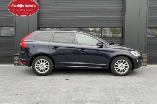 Volvo XC60 (2015) thumbnail 3