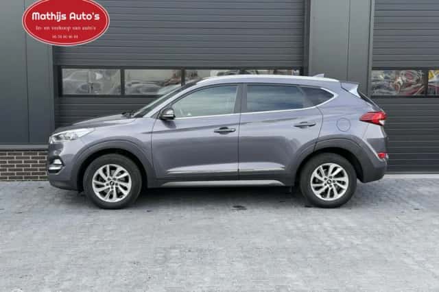 Hyundai Tucson (2015) thumbnail 2