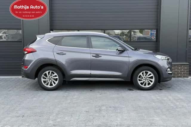 Hyundai Tucson (2015) thumbnail 3