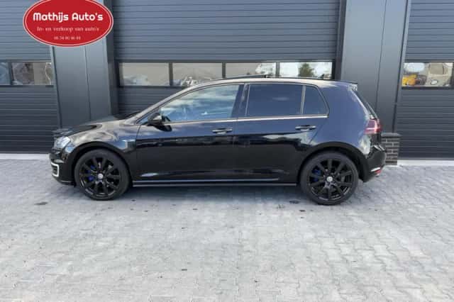 Volkswagen Golf (2015) thumbnail 2