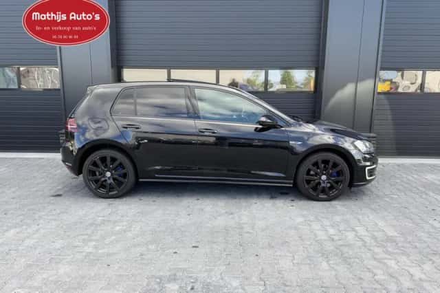 Volkswagen Golf (2015) thumbnail 3