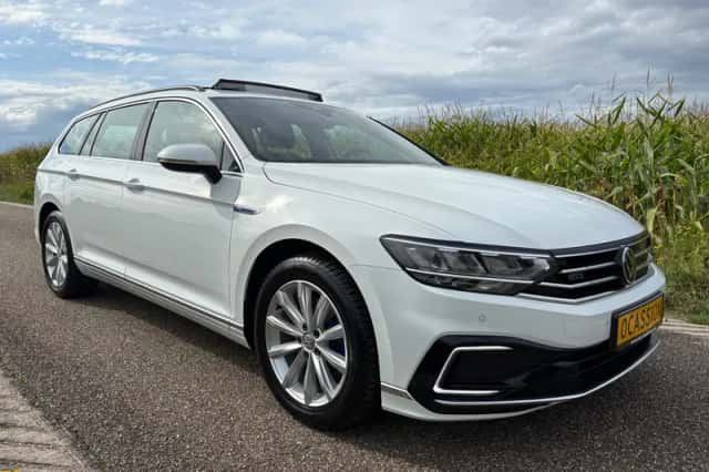 Volkswagen Passat (2021) thumbnail 3