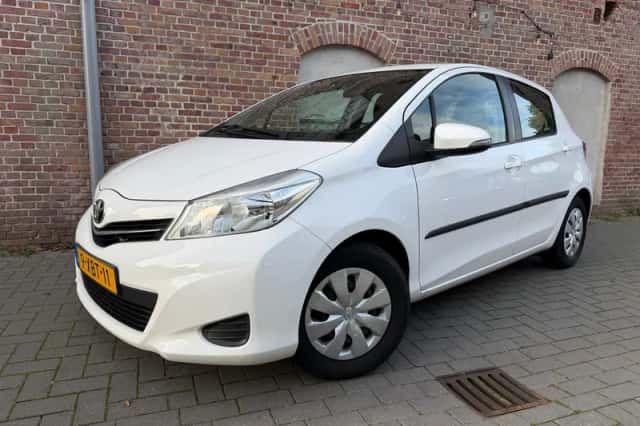 Toyota Yaris (2014) thumbnail 1