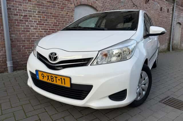 Toyota Yaris (2014) thumbnail 2