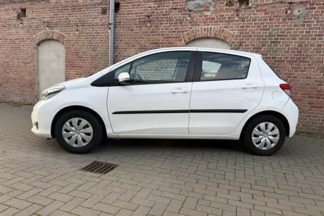 Toyota Yaris (2014) thumbnail 3