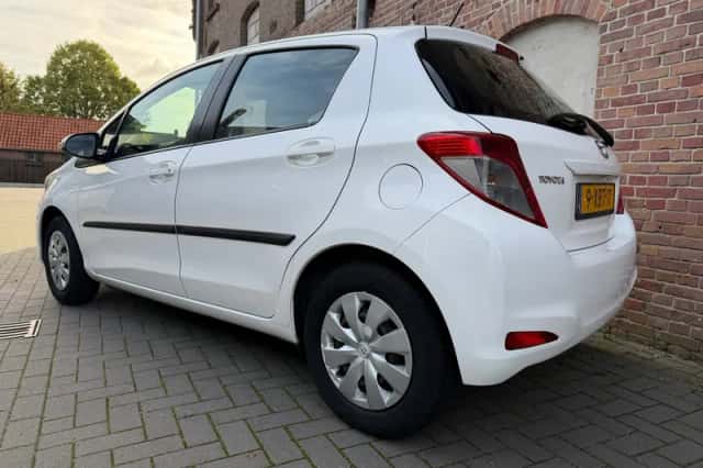 Toyota Yaris (2014) thumbnail 4