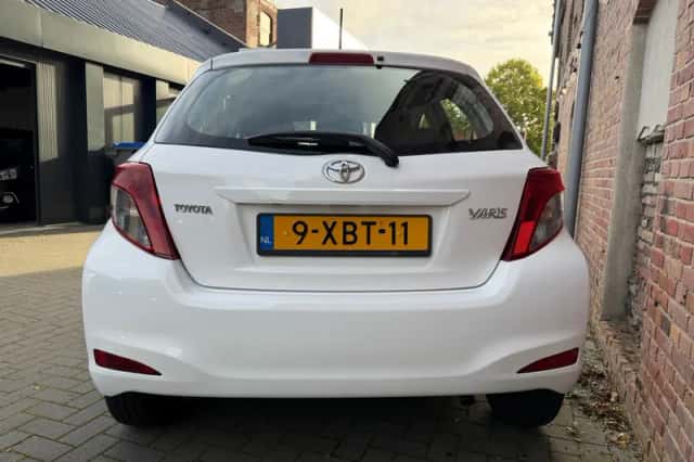 Toyota Yaris (2014) thumbnail 5
