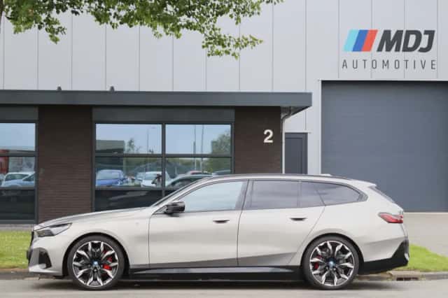 BMW i5 (2024) thumbnail 2