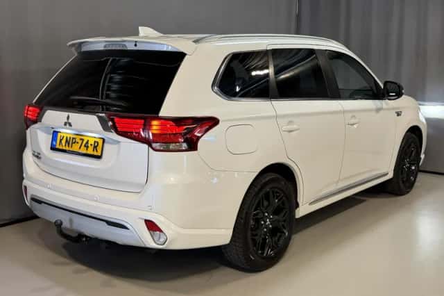 Mitsubishi Outlander (2021) thumbnail 2