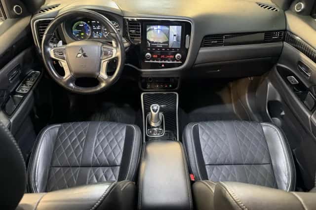 Mitsubishi Outlander (2021) thumbnail 3