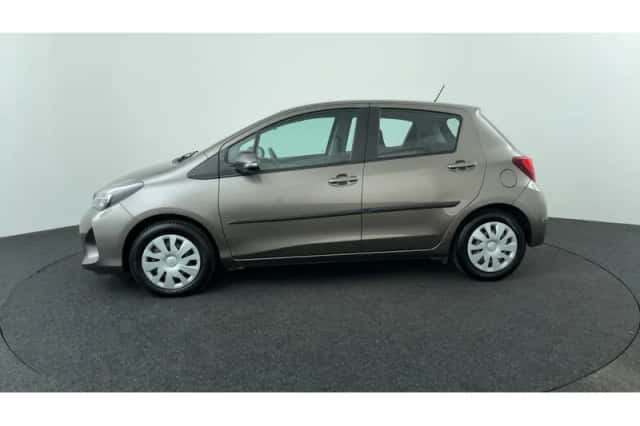 Toyota Yaris (2016) thumbnail 2