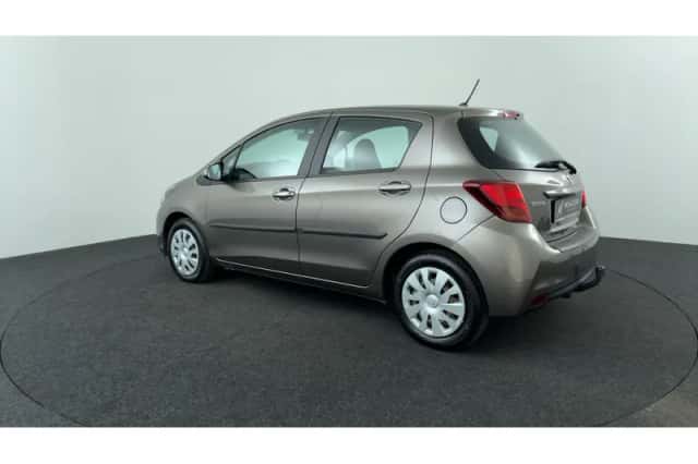 Toyota Yaris (2016) thumbnail 3